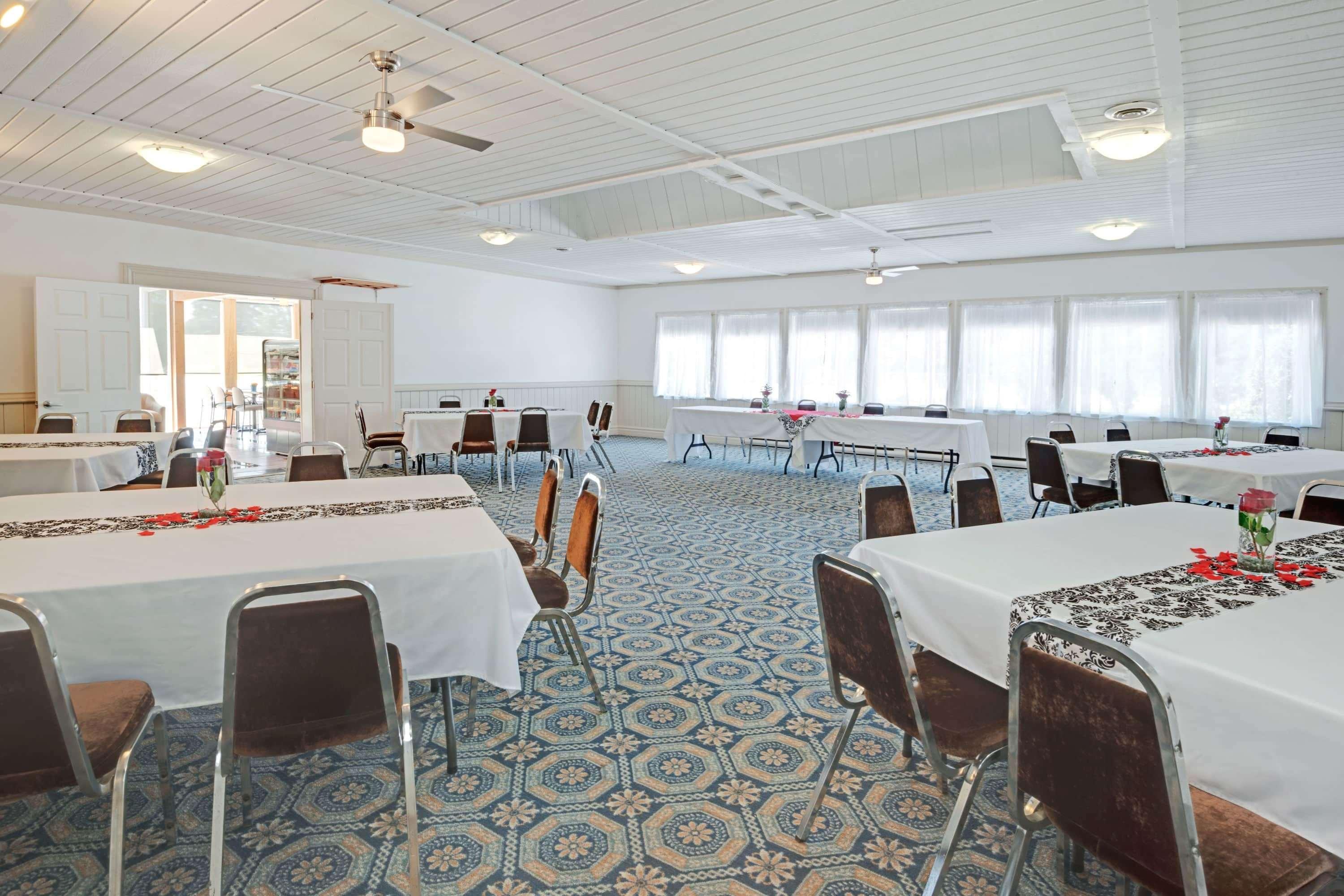 Howard Johnson By Wyndham Lindsay Exteriör bild